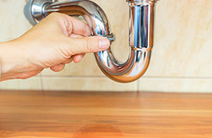 Hand adjusting sink drain
